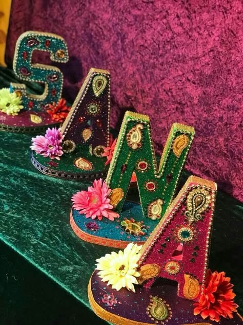 Mahndi Plates Ideas, Mehndi Decor Plates, Pakistani Wedding Decoration Mehndi, Mehndi Plates Decoration Pakistani, Mehndi Plates Ideas Diy, Mehndi Thali Decoration Ideas Pakistani, Mehndi Event Ideas, Mehndi Plates Ideas, Mehndi Stage Decoration Pakistani