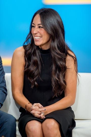 Joanna Gaines Hairstyle, Fixer Upper Season 5, Fixer Upper Episodes, Joanna Gaines Farmhouse, Chip Gaines, Chip And Joanna Gaines, New Garden, Farmhouse Garden, Magnolia Homes