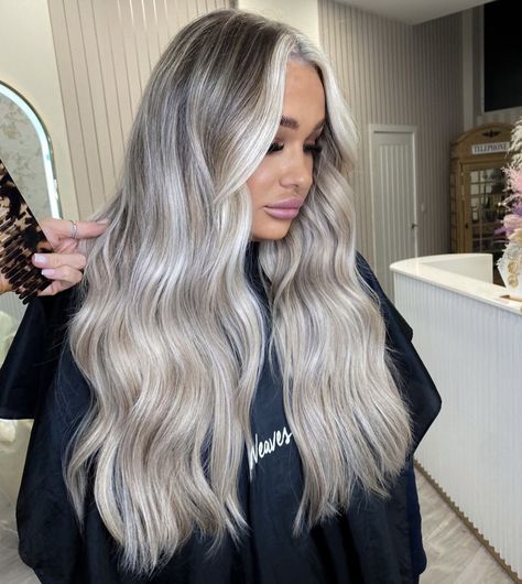 Cool Blonde With Dark Roots, Dark Roots Ash Blonde Hair, White Sand Blonde Hair, Total Blonde Hair, Colourful Hair Ideas For Blondes, Root Stretch Hair Blonde, Dark Roots Blonde Hair Balayage, Sand Blonde Hair, Icy Blonde Hair Color