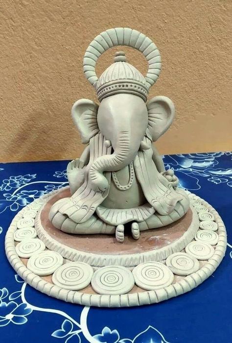 Hindu Clay Art, Ganapati Making, Clay Diys, Maa Laxmi, Clay Ganesha, Thali Decoration Ideas, Thali Decoration, Sculpture Art Clay, Cement Diy