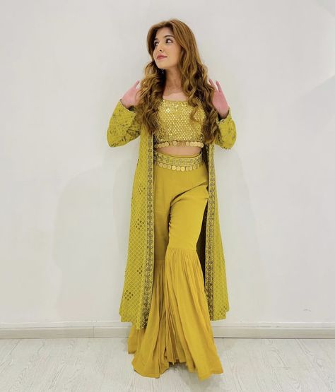 Sider Lehenga Look, Yellow Coordinates Outfit, Bridal Dress For Mehendi Function, Siders Wedding Outfits Indian, Trendy Outfits For Wedding Functions, Haldi Siders Outfit, Mehandi Function Dresses Mehndi Outfit, Dress For Mehendi Function Mehndi Outfit, Dress For Mehndi Function