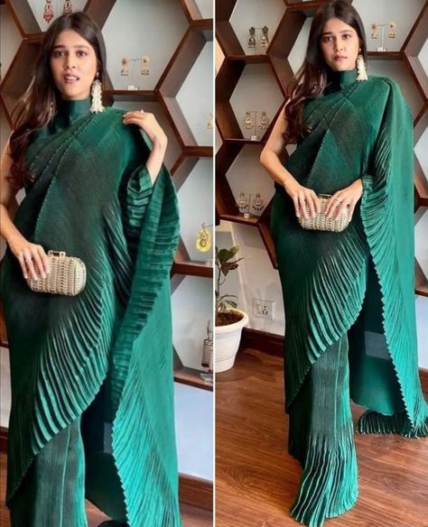 Pleated Saree Designs, Pleated Saree Blouse Designs, Pleated Saree Look, Pleated Fabric Saree, Farewell Saree, Draping Styles, Pleated Saree, Blouse Designs High Neck, Saree Draping Styles