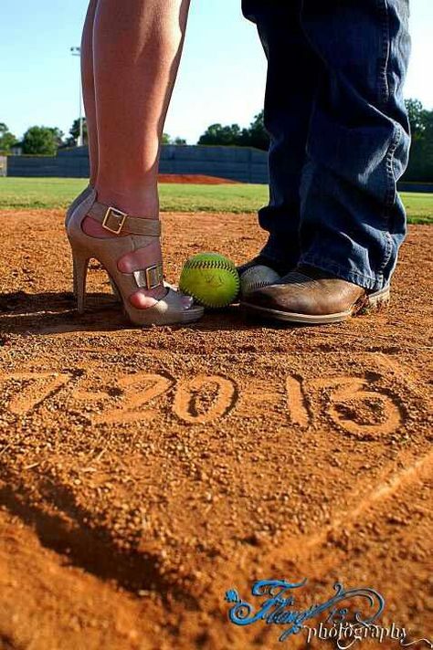 Engagement photos fling photography sports photography baseball softball Baseball Engagement Photos, Softball Wedding, Photography Sports, Prom Pictures Couples, Prom Picture Poses, Baseball Wedding, Homecoming Pictures, Prom Photoshoot, Prom Couples