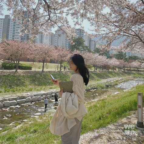 Japan Spring, Aesthetic Japan, Aesthetic People, Korean Aesthetic, Japanese Aesthetic, Spring Aesthetic, Pose Reference Photo, Nature Girl, 인물 사진