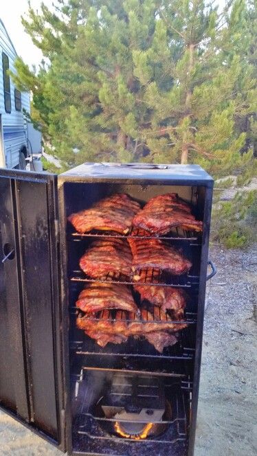 Ribs In The Smoker, Mini Smoker, Smoker Designs, Outdoor Sofa Diy, Pizza Oven Outdoor Kitchen, Fish Smoker, Homemade Smoker, Bbq Grill Smoker, Bbq Grill Design