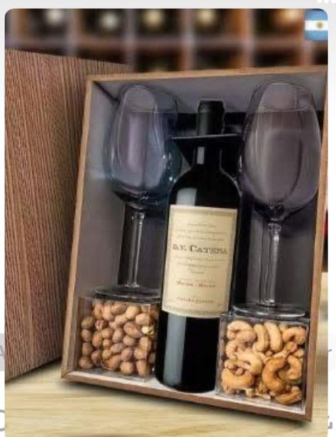 Corporate Xmas Gift Ideas, Christmas Presents For Guys, Wine Gift Basket Ideas, Presents For Guys, Gift Basket For Men, Wine Gift Box Ideas, Xmas Gift Ideas, Homemade Gift Baskets, Idee Cricut