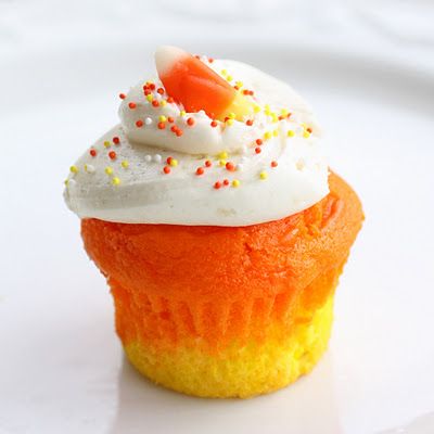 Corn Cupcakes, Candy Corn Cupcakes, Postres Halloween, The Girl Who Ate Everything, Halloween Treat, Halloween Snacks, Halloween Desserts, Halloween Cupcakes, Halloween Recipes