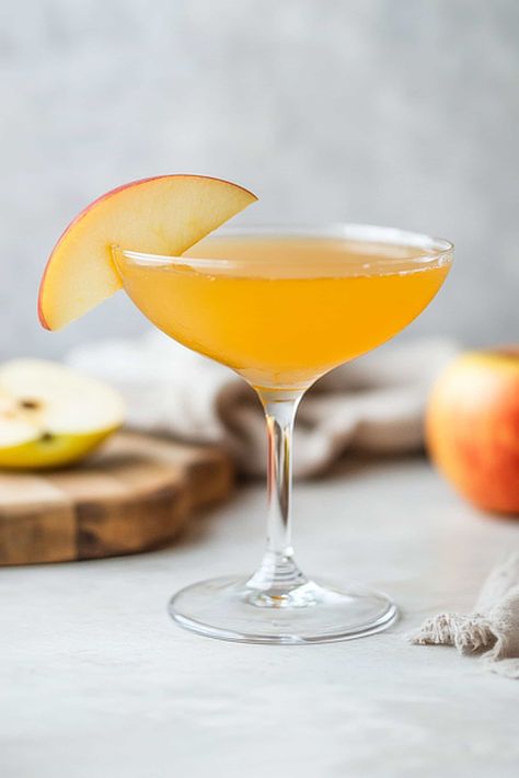 Fall Gin Cocktails, Honey Bee Cocktail, Bee Cocktail, Bees Knees Cocktail, Honey Cocktail, Party Food Bar, Rum Punch Recipes, Apple Cider Cocktail, Cider Cocktails