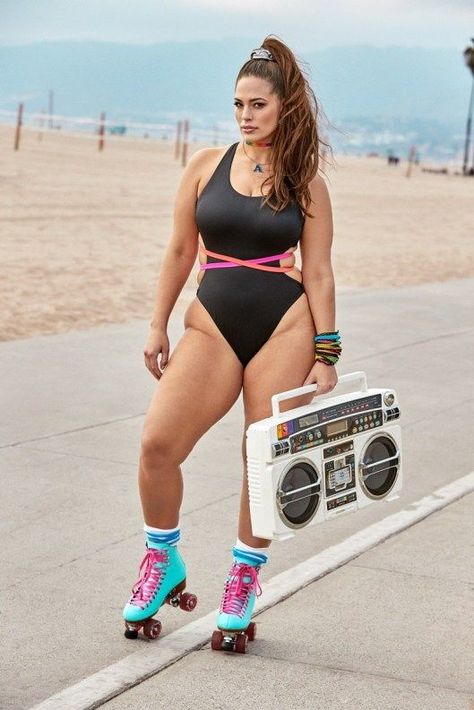 Ashley-Graham-Swimsuits-For-All-Resort-2019-Campaign17 Ashley Graham Style, Retro Swimsuit, Plus Size One Piece, Ashley Graham, Plus Size Models, Swimsuits For All, Roller Skates, Black Swimsuit, Monokini