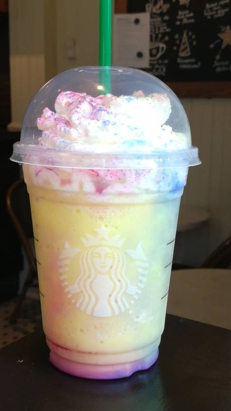 Rainbow Drink Aesthetic, Starbucks Rainbow Drinks, Starbucks Rainbow, Aesthetic Starbucks, Rainbow Drinks, Fun Drink Recipe, Iced Starbucks Drinks, Secret Starbucks Drinks, Rainbow Coffee