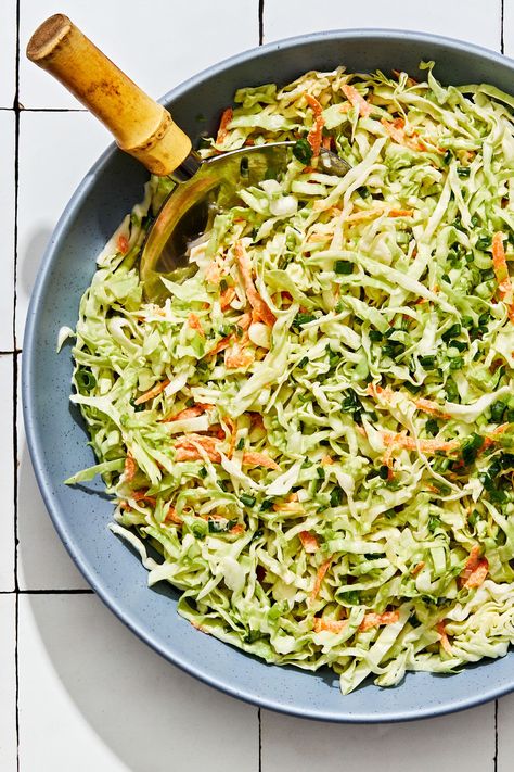 Creamy, a little sweet and a little tangy, this classic coleslaw recipe is a summertime must-have. Cabbage Coleslaw, Classic Coleslaw Recipe, Coleslaw Dressing Recipe, Cabbage Slaw Recipes, Best Coleslaw Recipe, Coleslaw Recipes, Summer Side Dishes Recipes, Easy Coleslaw, Cauliflowers