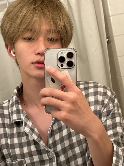 Theo Selca P1harmony, Theo P1harmony Blonde, P1harmony Theo Selca, Theo P1harmony Mirror Selfie, Blonde Kpop Idols Male, Theo Selfie, Theo P1harmony Selca, Theo Selca, P1harmony Selca