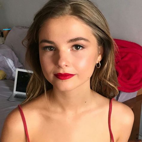 Stefanie scott., no hay palabras para describir a stefanie😍 Stefanie Scott Aesthetic, Stephanie Scott, Stefanie Scott, Spring Hair Color, Peyton List, Female Character Inspiration, Spring Hairstyles, Victoria Justice, These Girls