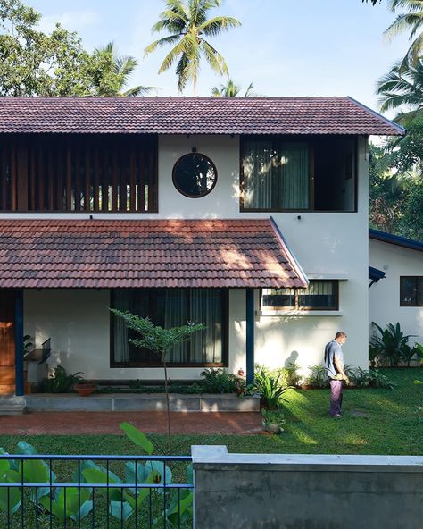 The port city of Kozhikode in Kerala, known as the City of Spices, boasts a rich history of trade with Chinese, Persian, Arab, and European traders. This interaction created a distinctive multicultural architectural landscape. The Wabi-Sabi house by Aslam Sham Architects reflects this heritage, blending traditional Nalukettu elements with colonial bungalow design in a contemporary, U-shaped private residence. - Read more: Link in bio - Images: Courtesy of Abhimanyu KV - @aslamsham_architects ... Kerala House Design Kerala House Design Traditional, Kerala Houses Design, Traditional House Design Exterior, Traditional House Elevation, Kerala Architecture Traditional, Traditional House Plans Kerala, Contemporary House Exterior Kerala, Residence Exterior Design, Traditional Kerala House