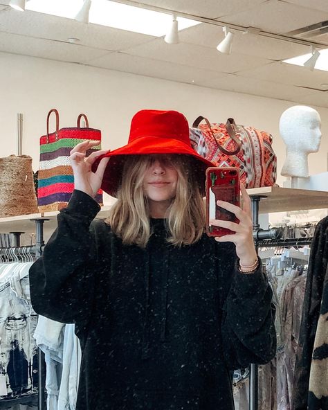 Red bucket hat, cute outfit, insta pic, making instagram casual again Red Bucket Hat Outfit, Beige Bucket Hat, Red Bucket Hat, Bucket Hat Outfit, Hat Outfit, Witch Fashion, Urban Street Style, Urban Street, Sugar Rush