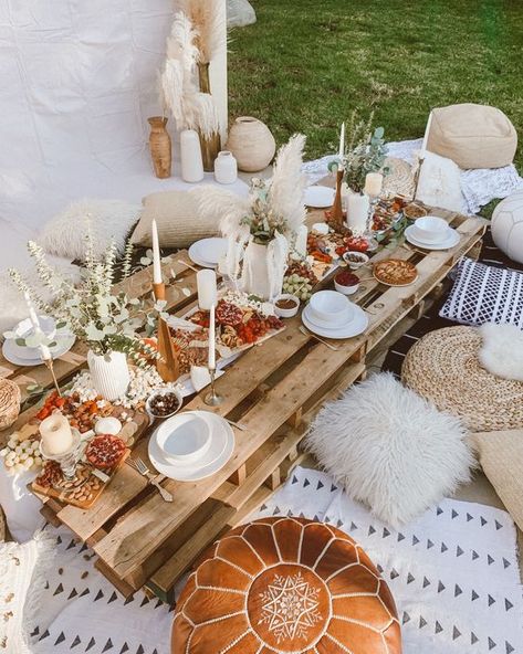 A neutral boho picnic with a pallet table, printed blooms, rugs, greenery, pampas grass and neutral textiles Boho Garden Party, Backyard Dinner Party, Picnic Birthday Party, Boho Birthday Party, Deco Champetre, Backyard Picnic, Picnic Inspiration, Picnic Decorations, Picnic Birthday