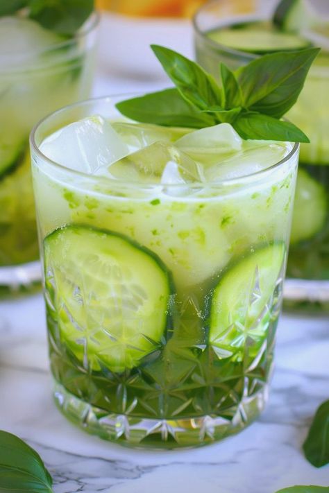 Basil Drink Recipes, Basil Drinks, Basil Cocktail, Cucumber Basil, Cucumber Drink, Cucumber Cocktail, Beach Food, Refreshing Cocktail, Beach Meals