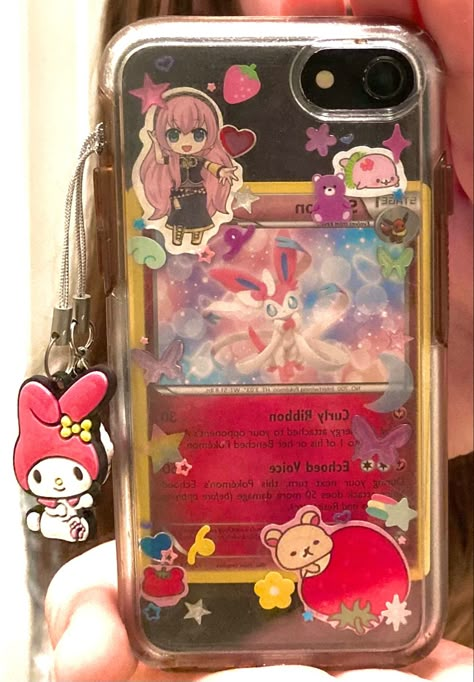 Kawaii Card Ideas, Card Stuff Pink, Pokemon Card Phone Case, Phone With Stickers, Cutecore Phone Case, Cute Phone Case Ideas, Phone Decoration Ideas, Decorating Phone Case, Sanrio Phone Case