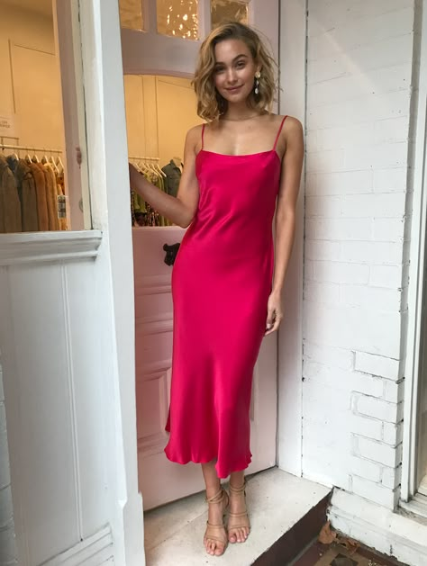 Hot Pink Dress Styling, Hot Pink Slip Dress Outfit, Red Dress Pink Shoes, Vestido Pink Midi, Slip On Dress Outfit, Hot Pink Dress Casual, Hot Pink Dress Outfit Party, Pink Midi Dress Outfit, Hot Pink Dress Formal