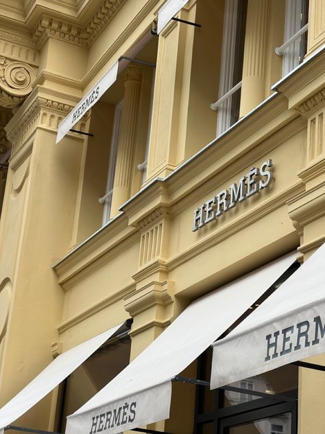 #hermes #luxury #vienna #fashion European Summer Night, Kelly Aesthetic, Caviar And Champagne, Porsche F1, Grand Prix Monaco, Quiet Luxury Fashion, Hermes Aesthetic, Rich Husband, Vienna Fashion