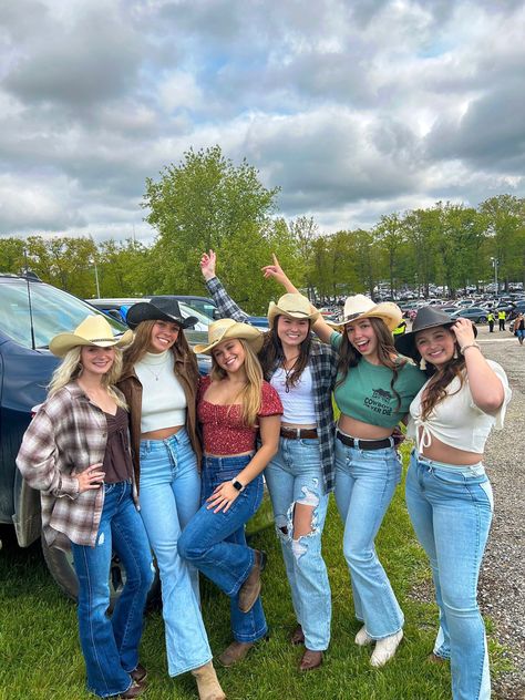 Country Concert Outfit Flannel, Country State Fair Outfits, Country Concert Outfit Inspo Winter, Country Concert Outfit Ideas Fall Jeans, March Country Concert Outfit, Upchurch Concert Outfit, Country Concert Outfit Inspo Fall, County Fair Outfit Ideas Summer, Dan + Shay Concert Outfit