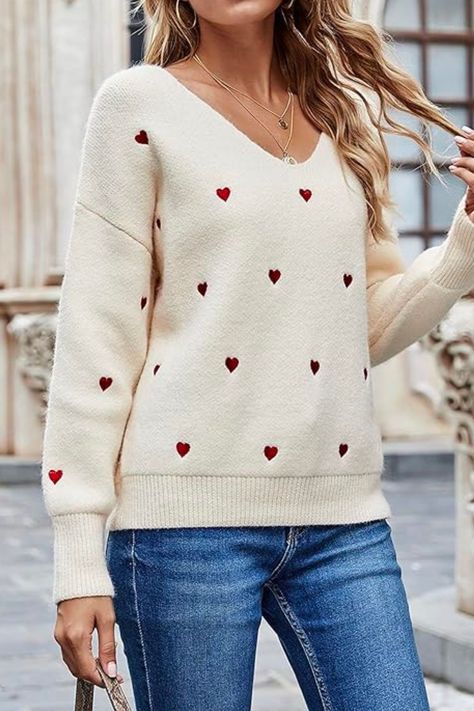 Need a cute cozy outfit for Valentine’s Day? I’ve got you covered! These comfy sweaters from Amazon are perfect. They’ll have you feeling festive and comfortable at the same time. I made sure to include the staple Valentine’s Day colors: some vibrant pinks and reds, and then also included some neutrals in case that’s more your vibe. Visit A Jetset Journal and shop these women's valentine's day outfit ideas for pairing comfy sweaters with jeans and leggings! Loose Knitwear, Dirndl Outfit, Embroidery Hearts, Beige Pullover, Bandeau Tops, Heart Sweater, Mini Robes, Pullover Sweater Women, Day Outfit