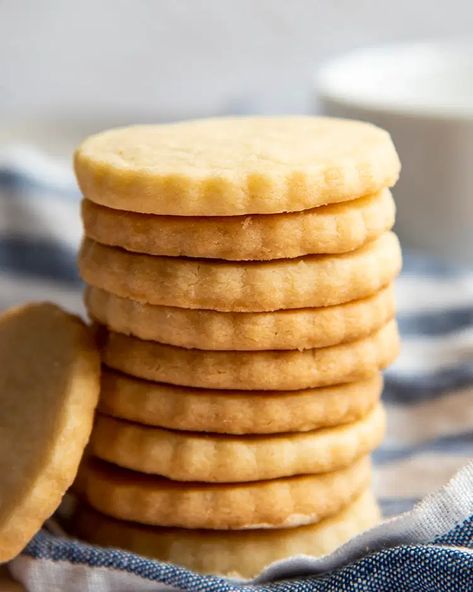 Melt In Your Mouth Cookies, Best Shortbread Cookies, Caramel Shortbread, Gooey Chocolate Chip Cookies, Classic Cookies Recipes, Best Cookies Ever, Shortbread Bars, Like Mother Like Daughter, Dipped Cookies