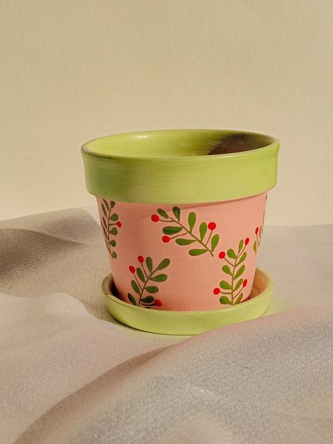 Mini Clay Pot Painting Ideas, Painted Plant Pots Aesthetic, Aesthetic Pot Painting, Flower Pot Painting Ideas Aesthetic, Barro Design, Painted Terra Cotta Pots Ideas, Terracotta Pot Painting Ideas, Clay Pot Painting, Planter Painting