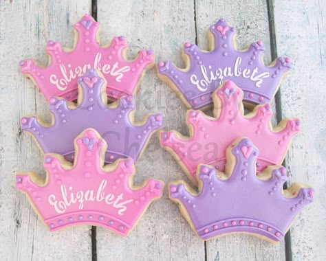 Princess Crowns Cookies Disney Princess Cookies, Crown Cookies, Super Cookies, Princess Crowns, Princess Cookies, Cookies Decoradas, Disney Cookies, Sugar Cookie Royal Icing, Princess Birthday Cake