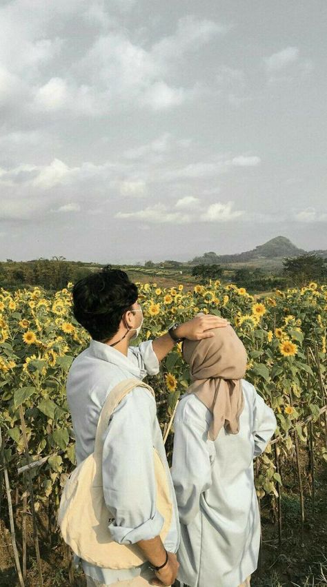 Ootd Couple Hijab, Couple Ootd, Ootd Couple, Haircut Selfie, Photo Hijab, Couple Outfit Ideas, Couple Fits, Muslim Couple Photography, Cute Hairstyle