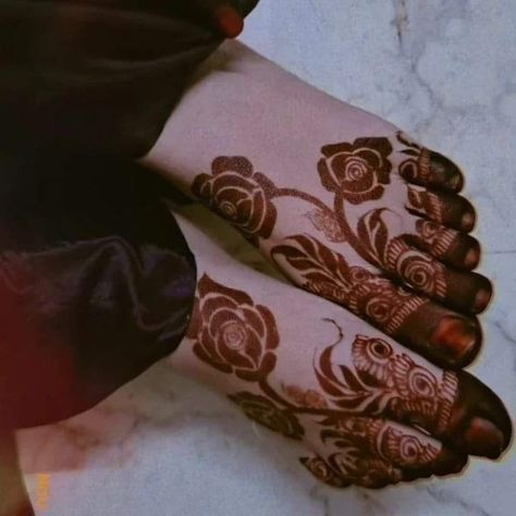 Lag Mehndi Design Simple, Leg Mehandi Designs, Foot Mehndi Designs Simple, Feet Mehndi Designs, Foot Mehndi, Khafif Mehndi Design, Floral Henna Designs, Leg Mehndi, Mehndi Designs Bridal Hands