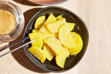 This recipe for danmuji, Korean pickled daikon radish, yields sweet and crunchy yellow home-made pickles. Korean Pickled Radish, Pickled Green Tomatoes, Pickled Radish, Recipe Korean, Korean Side Dishes, Golden Beets, Pickle Recipe, Pickled Radishes, Artificial Food