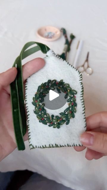 Hygge Crafts, Christmas Gift Tags Diy, Christmas Fabric Crafts, Green Thread, Crafting Inspiration, Lazy Daisy Stitch, Felt Wreath, Felt Gifts, Gift Tags Diy