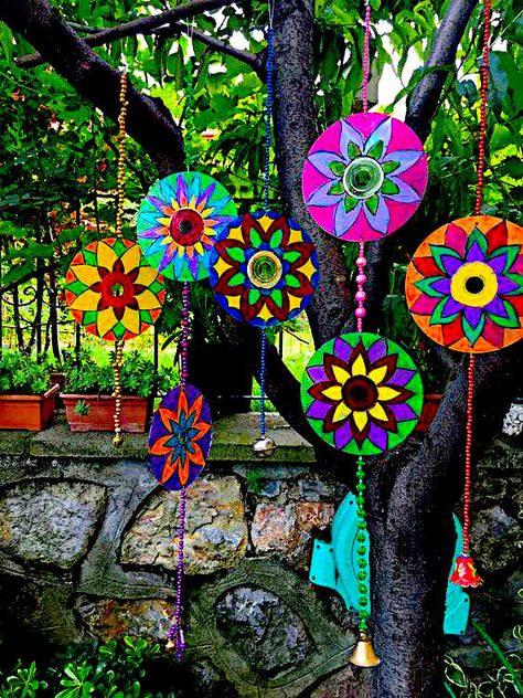 Cd Garden Art, Garden Fence Decoration Ideas, Cd Crafts Diy, Old Cd Crafts, Glassware Garden Art, Garden Art Diy Easy, Wind Chimes Craft, Cd Crafts, Collage Art Projects