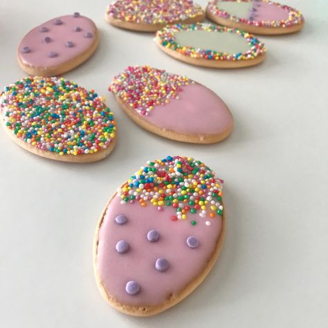 DECORATING EASTER COOKIES Arrowroot Biscuits, Biscuit Decorating, Easter Cooking, Easter Biscuits, Egg Biscuits, Biscuit Decoration, Nails Easter, Easter Activities For Kids, Easter Baking