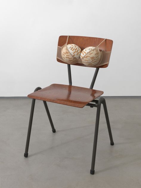 Sarah Lucas Sarah Lucas Sculpture, Sarah Lucas, Postmodern Art, Contemporary Art Photography, Lucas Arts, Art Chair, Feminist Art, A Level Art, Weird And Wonderful