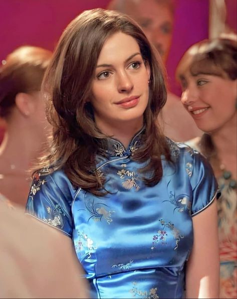 Chipao Dress Chinese Style, Anne Hathaway One Day, Outrageous Fashion, Chinese Style Dress, Qipao Dress, Dress Hairstyles, Causual Outfits, Anne Hathaway, Chinese Dress