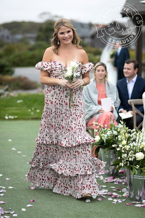 Famous Wedding Dresses, Celebrity Wedding Photos, Bush Wedding, Family Compound, Mom Wedding Dress, Bush Family, Jenna Bush Hager, Stunning Wedding Photos, Jenna Bush