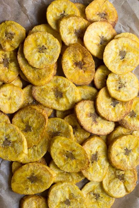 plantain chips-3 Plantain Chips Recipe, Baked Plantain Chips, Baked Plantains, Cooking Bananas, Steamed Cabbage, Fried Plantains, Plantain Recipes, Ripe Plantain, Plantain Chips