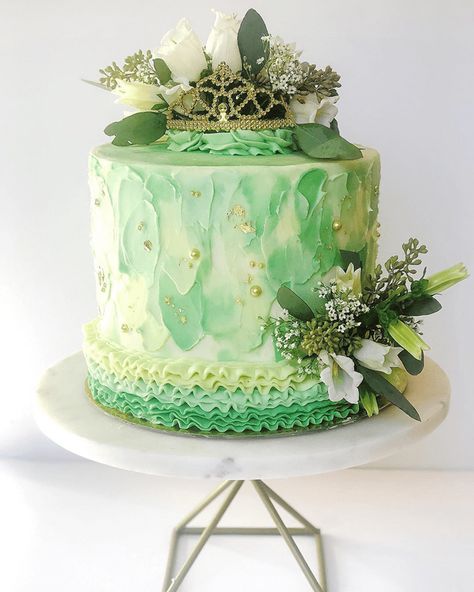 Frog Birthday Cake Ideas, Princess And The Frog Cake, Frog Birthday Cake, Princess And The Frog Birthday, Frog Party Ideas, Frog Food, Princess Tiana Birthday Party, Tiana Birthday Party, Princess Sweet 16