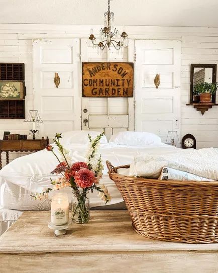 Cottage Farmhouse Bedroom, English Cottage Kitchens, Cottage Style Bedroom, English Country Cottage, Small Bookcase, Farmhouse Aesthetic, Cottage Aesthetic, English Cottage Style, Comfortable Furniture