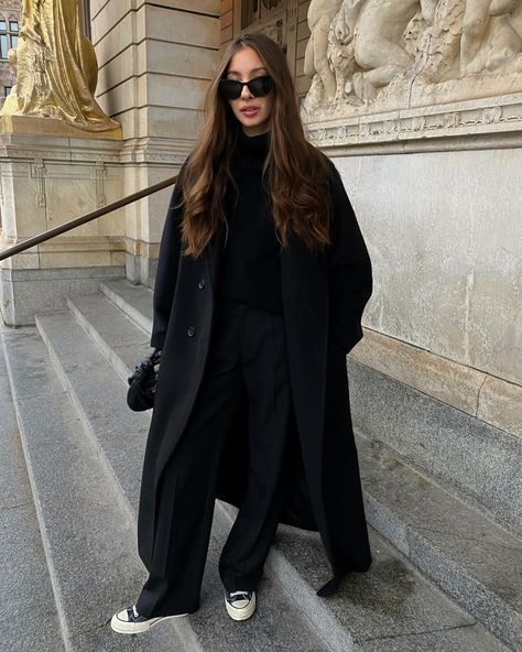 Felicia Akerstrom on Instagram: “thursday attire 🖤 @zalando #zalandostyle #ad” Black Coat Outfit Winter Classy, Styling Black Leggings, Black Coat Outfit Winter, Black Winter Outfits, Long Black Coat Outfit, Winter Style Outfits, Outfits For The Cold, Black Coat Outfit, Outfit Converse