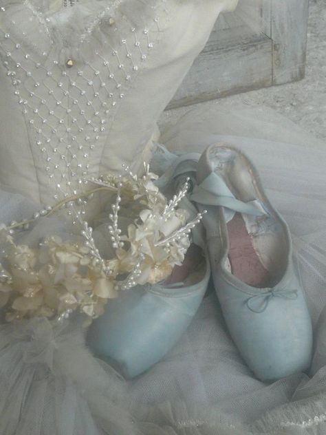 Blue Ballet Shoes, Ballet Pointe Shoes, Shabby Chic Antiques, Pretty Ballerinas, Ballerina Slippers, Decorative Concrete, Ballerina Girl, Ballet Costumes, Pointe Shoes