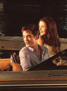 Bella And Edward, Vampire Twilight, Twilight Bella, Twilight Saga Series, Robert Pattinson Twilight, Twilight Cast, Twilight Edward, Robert Pattinson And Kristen, Twilight Photos