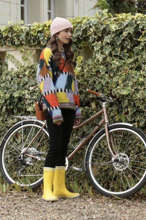 Emily does cosy chic in this Essentiel Antwerp sweater and bright rainboots by Aigle. Paris Fashion Outfits, Emily In Paris Style, Emily In Paris Fashion, Emily In Paris Outfits, Paris Look, Paris Outfits, Emily In Paris, Lily Collins, Sarah Jessica Parker