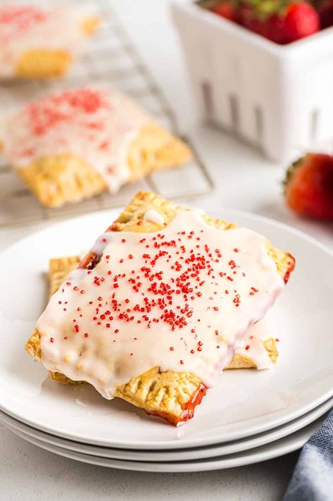 Homemade Pop Tarts Recipe, Strawberry Pop Tarts, Strawberry Pop, Flaky Pie Crust Recipe, Poptart Recipe, Strawberry Pop Tart, Buttery Pie Crust, Pie Crust Dough, Homemade Strawberry Jam