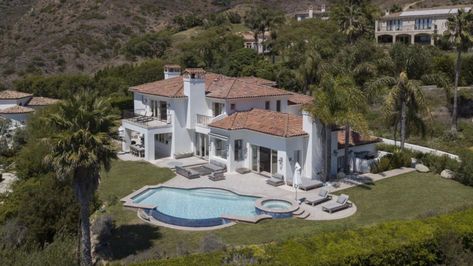 Miley Cyrus is moving back to Malibu after successfully selling her Nashville ranch 😍 #eliteagent #eliteagentmag #realestate #realestateagent Miley Cyrus House, The Towering Inferno, Malibu Mansion, Malibu House, Beach Mansion, Malibu Home, Long Driveways, Villa Style, Mediterranean Villa