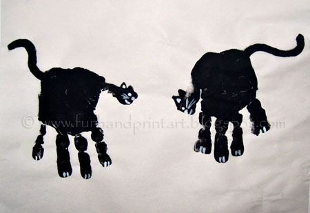 Handprint Black Cats for Halloween! - Fun Handprint Art Kindergarten Halloween Crafts, Cat Crafts Preschool, Halloween Poems, Halloween Kindergarten, Hallowen Ideas, Halloween Kunst, Footprint Crafts, Halloween Preschool, Footprint Art