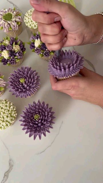 Kerry’s Bouqcakes on Instagram: "𝔽𝕣𝕚𝕕𝕒𝕪 𝔽𝕖𝕖𝕝𝕚𝕟𝕘 💜 No weekend plans? I can teach you how to make these beautiful buttercream flowers from the comfort of your own home! Simply head over to my website kerrysbouqcakes.co.uk/online-tutorials and choose the tutorial to suit your skill level🧁 I have courses available starting from beginner level! Let me know how you get on 🥰 #fridayfeeling #friyay #happyweekend #weekendvibes #rollontheweekend #happydays #buttercream #floralpiping #edibl Flower Cupcake Cake, Cupcake Flower Bouquets, Cupcakes Flores, Cake Decorating Flowers, Cupcake Decorating Tips, Buttercream Cake Decorating, Icing Flowers, Cupcake Cake Designs, Floral Cupcakes