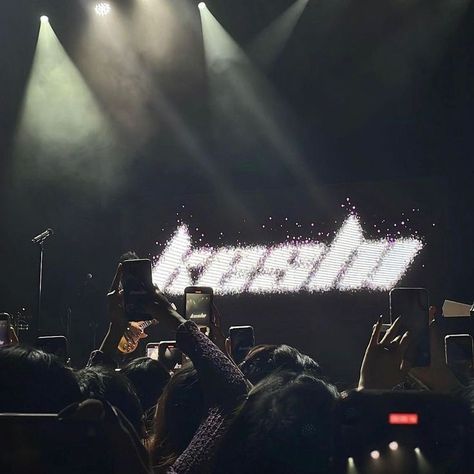 Keshi Concert, Dream Feed, Concert Aesthetic, Dream Concert, Black And White Aesthetic, White Aesthetic, Ipad Wallpaper, Life Goals, Boyfriend Pictures